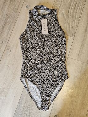 NEW Gaze Leopard Print Sleeveless Bodysuit High Neck Snap Closure Womens XS